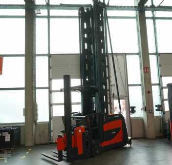 VZV pro práci v úzk.uličkách-retrakt 2015  Linde K-Schwenkschubgabel 011 (1)