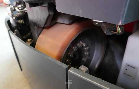 VZV pro práci v úzk.uličkách-retrakt 2015  Linde K-Schwenkschubgabel 011 (10)