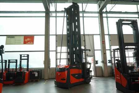 VZV pro práci v úzk.uličkách-retrakt 2015  Linde K-Schwenkschubgabel 011 (2)