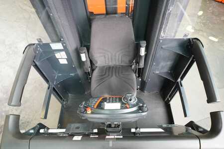 VZV pro práci v úzk.uličkách-retrakt 2015  Linde K-Schwenkschubgabel 011 (3)