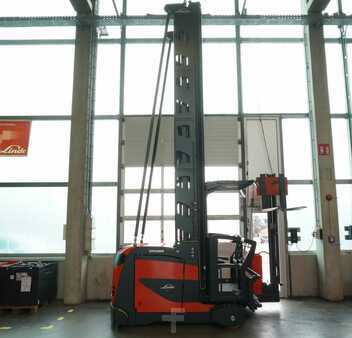 VZV pro práci v úzk.uličkách-retrakt 2015  Linde K-Schwenkschubgabel 011 (4)