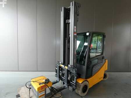Elektro 4 Rad 2021  Jungheinrich EFG 320 (1)
