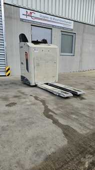 Nízkozdvižný vozík se sedadlem pro řidiče 2013  Crown RT 3520 (1)