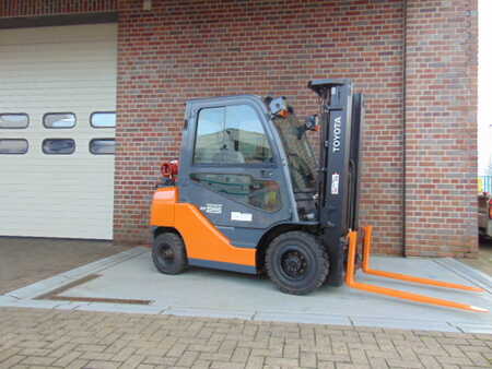 LPG Forklifts 2014  Toyota 02-8FGF25 (5) 