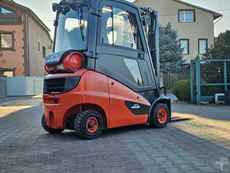 Empilhador a gás 2017  Linde H16T-01 (8)