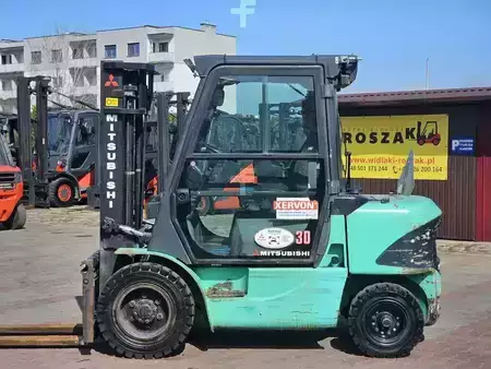 Carretilla elevadora diésel 2001  Mitsubishi FD30K (2)