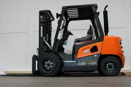 Diesel Forklifts 2022  Doosan D30NXP (1)