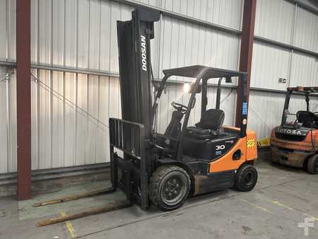 Empilhador diesel 2010  Doosan D30S-5 (2)