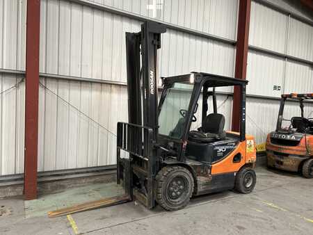 Empilhador diesel 2013  Doosan D30S-5 (2)