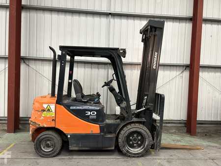 Empilhador diesel 2013  Doosan D30S-5 (5)