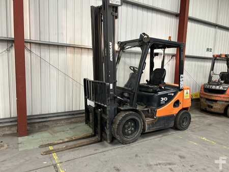 Carrello elevatore diesel 2012  Doosan D30S-5 (2)