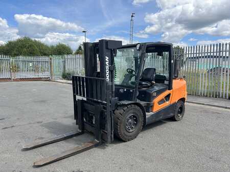 Diesel gaffeltruck 2021  Doosan D55C-9 (2)