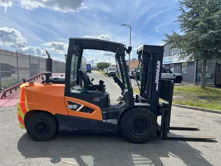 Chariot élévateur diesel 2021  Doosan D55C-9 (4)