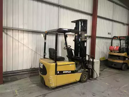 Chariots électriques à 3 roues 2000  CAT Lift Trucks EP18KT (6)
