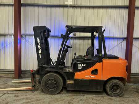 Dieseltruck 2017  Doosan D40SC-7 (1)