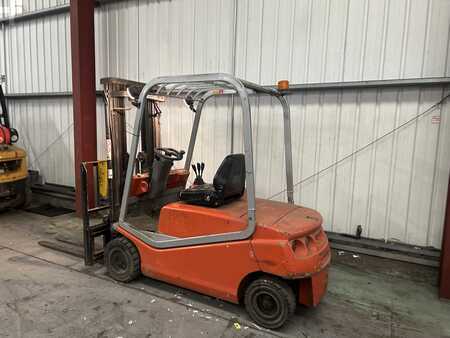 Carrelli elettrici 4 ruote 2005  BT CBE20F (3)
