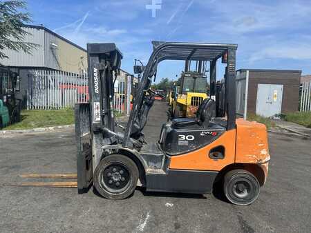 Chariots élévateurs diesel 2012  Doosan D30S-5 (1)