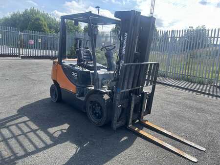 Chariots élévateurs diesel 2012  Doosan D30S-5 (3)