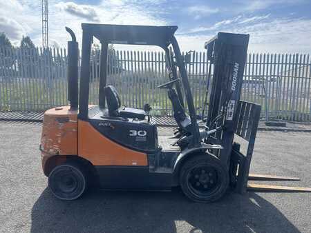 Chariots élévateurs diesel 2012  Doosan D30S-5 (4)
