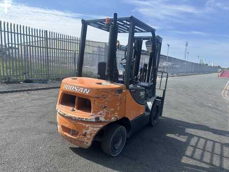 Chariots élévateurs diesel 2012  Doosan D30S-5 (5)
