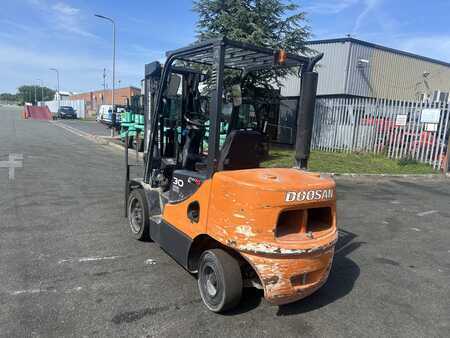 Chariots élévateurs diesel 2012  Doosan D30S-5 (6)