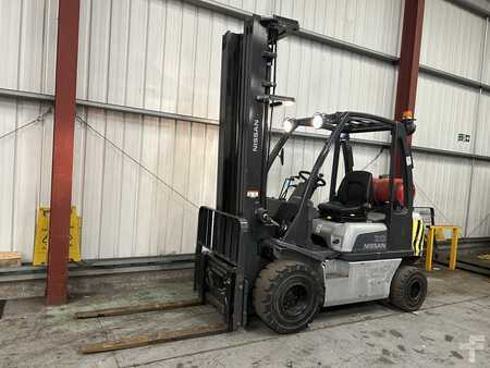 Treibgasstapler 2012  Nissan U1D2A20LQ (2)