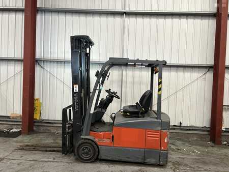 Chariots électriques à 3 roues 2004  Toyota 7FBE18 (1)