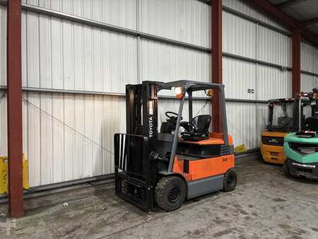 Carrelli elettrici 4 ruote 2013  Toyota 7FBMF25 (3)