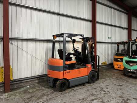 Carrelli elettrici 4 ruote 2013  Toyota 7FBMF25 (5)