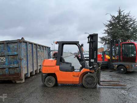 Gázüzemű targoncák 2005  Toyota 7FGCU55 (4)