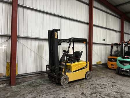 Eléctrica de 4 ruedas 2014  Yale ERP20VF (3)