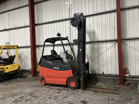 Chariots électriques à 4 roues 2006  Linde E20-02-000 (5)