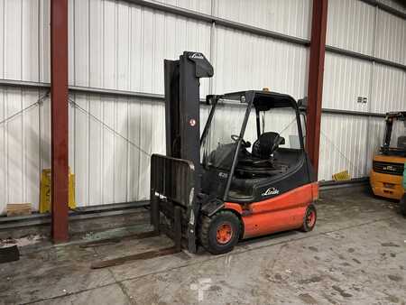 Chariots électriques à 4 roues 2008  Linde E25/02 (4)