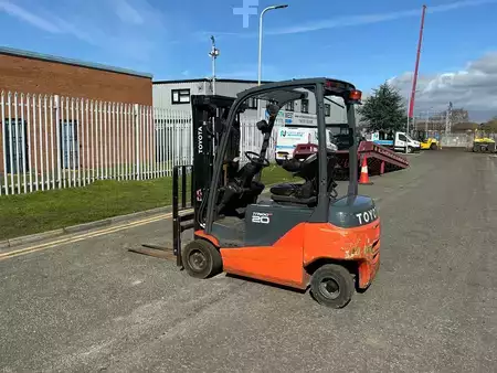 Elektryczne 4-kołowe 2016  Toyota 8FBMK20T (2)