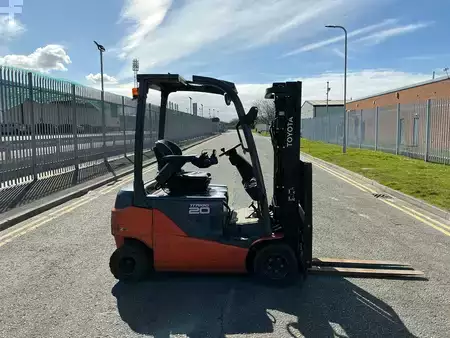 Elektryczne 4-kołowe 2016  Toyota 8FBMK20T (4)