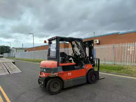 Eléctrico - 4 rodas 2014  Toyota 7FBMF40 (5)