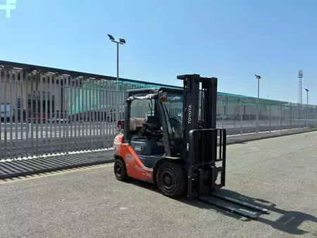 Carrelli elevatori GPL 2019  Toyota 02-8FGF25 (6)