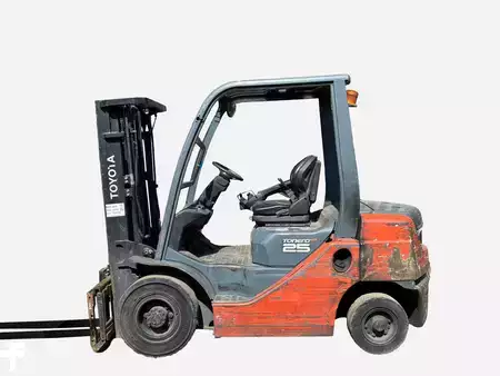 Wózki widłowe diesel 2014  Toyota 06-8FD25F (1)