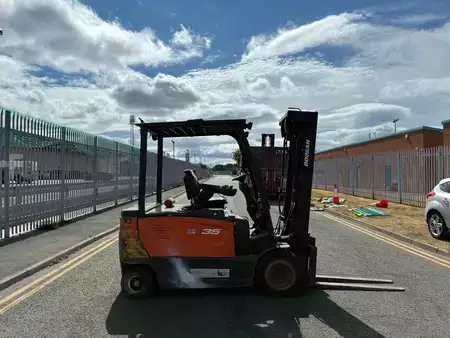Eléctrica de 4 ruedas 2016  Doosan B35X-7 (2)
