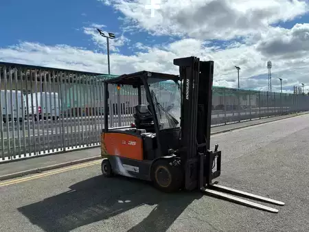 Eléctrica de 4 ruedas 2016  Doosan B35X-7 (4)
