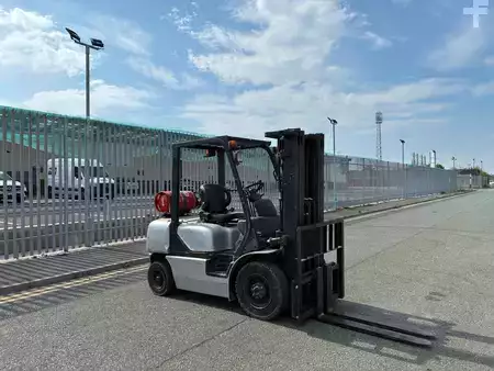 Wózki gazowe 1999  Komatsu FG25HT-12 (2)