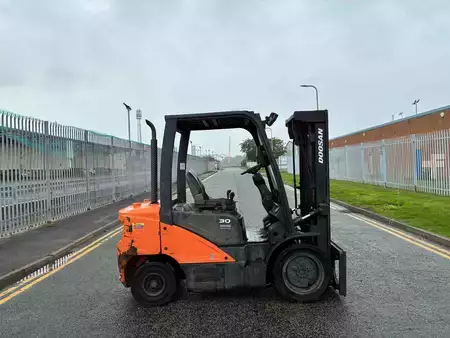 Carrelli elevatori diesel 2019  Doosan D30S-7 (5)