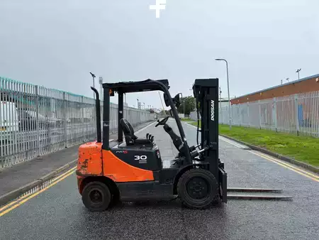 Carrelli elevatori diesel 2016  Doosan D30S-5 (4)
