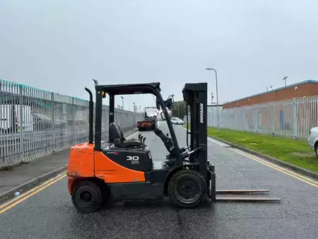 Carrelli elevatori diesel 2017  Doosan D30S-5 (4)