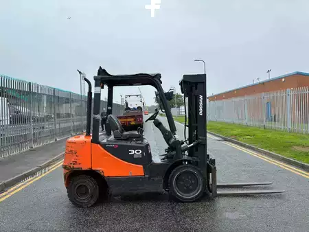 Carrelli elevatori diesel 2016  Doosan D30S-5 (5)