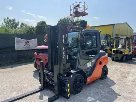 Dieseltruck 2017  Toyota 40-8fd40N 4500kg-500mm T4700mm TOP!!! (1)