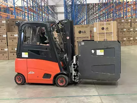 Elektromos 4 kerekű 2013  Linde E16PH-01, SHT28 FullCab+Heater, Trpl.4625mm, (4)