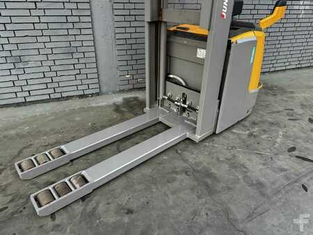 Stacker de condutor em pé 2018  Jungheinrich ERC230 Klappbare Plattform, SondernBau (4)