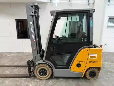 Diesel Forklifts 2022  Jungheinrich DFG 320 S / Kabine / nur 374 Std. (1)