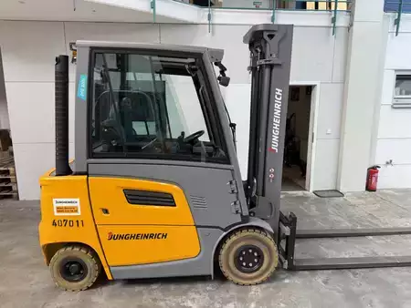 Diesel Forklifts 2022  Jungheinrich DFG 320 S / Kabine / nur 374 Std. (2)
